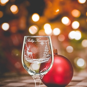 Karácsonyra névre szóló gravírozott pohár szarvasos mintával - otthon & életmód - konyhafelszerelés, tálalás - tálalás - boros poharak, szettek - Meska.hu