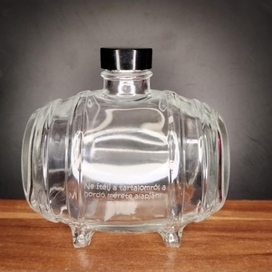 Hordó alakú díszüveg palack saját felirattal, Otthon & Életmód, Dekoráció, Asztal és polc dekoráció, Díszüveg, Gravírozás, pirográfia, MESKA