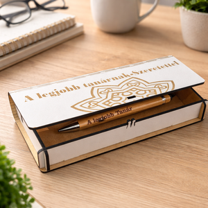 tolltartó, Otthon & Életmód, Papír, írószer, Ceruza & Toll, Gravírozás, pirográfia, Egyedi gravírozott tolltartó – tökéletes ajándék tanároknak és diákoknak

Ez az elegáns, fa tolltar..., MESKA