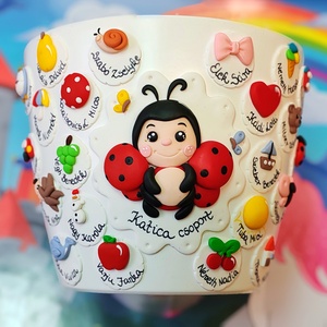 Ballagási kaspó - Katica csoport, Otthon & Életmód, Virágdekoráció, Virágtartó, Kaspó, Gyurma, Süthető gyurmával díszített ballagási kaspó a gyermekek jeleivel és nevével ellátva, középen nagyob..., MESKA