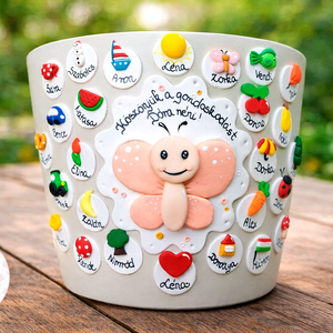 Ballagási kaspó - Pillangó csoport, Otthon & Életmód, Virágdekoráció, Virágtartó, Kaspó, Gyurma, Süthető gyurmával díszített ballagási kaspó a gyermekek jeleivel és nevével ellátva, középen nagyob..., MESKA