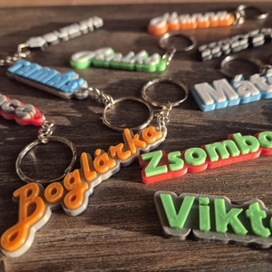 Személyre szabott kulcstartók névvel  tökéletes ajándék bárkinek! - táska & tok - kulcstartó & táskadísz - kulcstartó - Meska.hu