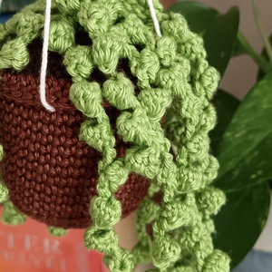 Horgolt lógós növény - zöld - otthon & életmód - dekoráció - fali és függő dekoráció - falra akasztható dekor - Meska.hu