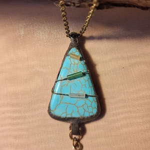 Antik hatású nyaklánc türkiz medállal hozzáillő csüngővel metálfényű hosszúkás gyönggyel díszítve, Ékszer, Nyaklánc, Medálos nyaklánc, Ékszerkészítés, Fémmegmunkálás, MESKA