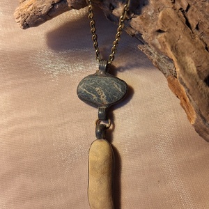 Antik hatású kő medál eltérő színű csüngővel - Meska.hu