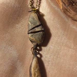 Antik hatású kő medál kék gyöngy díszítéssel - Meska.hu