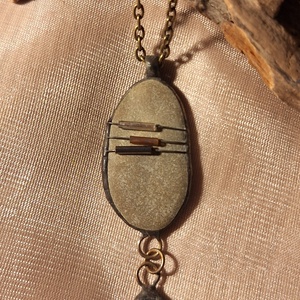 Antik hatású kő medál gyöngy díszítéssel, ásvány függővel - Meska.hu