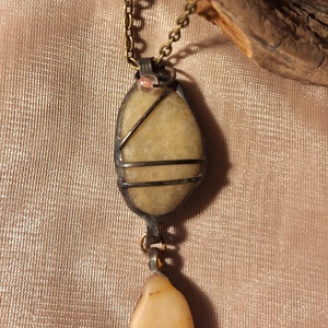 Antik hatású kő medál egyedi díszítéssel, csüngővel - Meska.hu