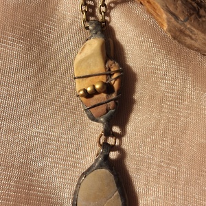 Antik hatású kő medál egyedi díszítéssel, bronz színű gyöngyökkel - Meska.hu