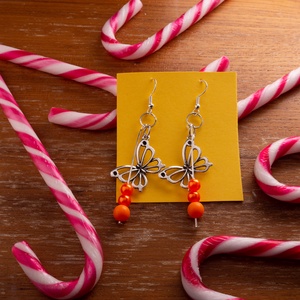 Bohókás Fülbevaló Mini Díszítésekkel - narancssárga gyöngyökkel, pillangó charmmal., Ékszer, Fülbevaló, Lógó fülbevaló, Ékszerkészítés, MESKA