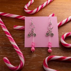Bohókás Fülbevaló Mini Díszítésekkel - pink gyöngyökkel, bicikli charmmal., Ékszer, Fülbevaló, Lógó fülbevaló, Ékszerkészítés, MESKA