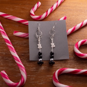 Bohókás Fülbevaló Mini Díszítésekkel - fekete gyöngyökkel, gitár charmmal., Ékszer, Fülbevaló, Lógó fülbevaló, Ékszerkészítés, MESKA