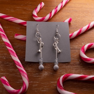 Bohókás Fülbevaló Mini Díszítésekkel - szürke gyöngyökkel, trombita charmmal., Ékszer, Fülbevaló, Lógó fülbevaló, Ékszerkészítés, MESKA