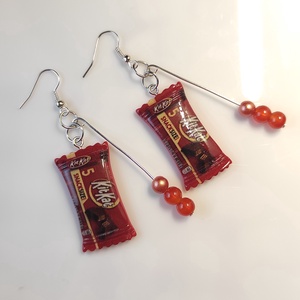 Bohókás Fülbevaló Mini Díszítésekkel - barnás gyöngyökkel, Kitkat csokis charmmal., Ékszer, Fülbevaló, Lógó fülbevaló, Ékszerkészítés, MESKA