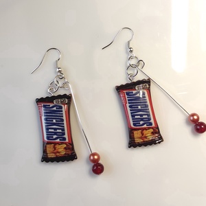 Bohókás Fülbevaló Mini Díszítésekkel - barnás gyöngyökkel, Snickers csokis charmmal., Ékszer, Fülbevaló, Lógó fülbevaló, Ékszerkészítés, MESKA