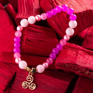 Bohókás Karkötő Mini Díszítésekkel - rózsaszín és pink gyöngyökkel, triskelion charmmal, Ékszer, Karkötő, Gyöngyös karkötő, Ékszerkészítés, MESKA