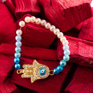 Bohókás Karkötő Mini Díszítésekkel - tűrkíz és fehér színű gyöngyökkel, Fatima keze /Hamsa kéz charmmal, Ékszer, Karkötő, Gyöngyös karkötő, Ékszerkészítés, MESKA