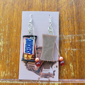 Bohókás Fülbevaló Mini Díszítésekkel - barnás gyöngyökkel, Snickers csokis charmmal. - ékszer - fülbevaló - lógó fülbevaló - Meska.hu