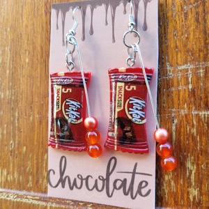 Bohókás Fülbevaló Mini Díszítésekkel - barnás gyöngyökkel, Kitkat csokis charmmal., Ékszer, Fülbevaló, Lógó fülbevaló, Ékszerkészítés, MESKA