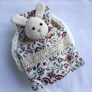 Nyuszi alszik (virágos), Játék & Sport, Plüssállat & Játékfigura, Nyuszi, Horgolás, Varrás, MESKA