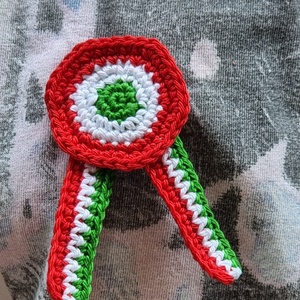 Horgolt pamut kokárda - ékszer - kitűző és bross - Meska.hu