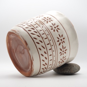 Egyedi virágmintás kézzel készült kerámia kaspó - Meska.hu