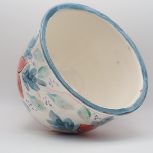 Korongozott, piros virágmintával díszített kerámia tál kék levelekkel - otthon & életmód - dekoráció - asztal és polc dekoráció - dekorációs tál, tartó - Meska.hu