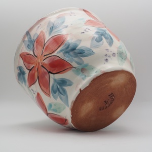 Korongozott, piros virágmintával díszített kerámia tál kék levelekkel - otthon & életmód - dekoráció - asztal és polc dekoráció - dekorációs tál, tartó - Meska.hu