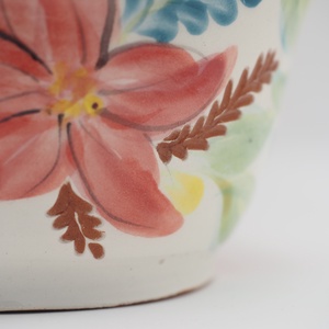 Korongozott, piros virágmintával díszített kerámia tál  metszett levelekkel - otthon & életmód - dekoráció - asztal és polc dekoráció - dekorációs tál, tartó - Meska.hu