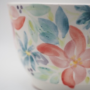 Korongozott, pasztell virágmintával díszített kerámia tál   - otthon & életmód - dekoráció - asztal és polc dekoráció - dekorációs tál, tartó - Meska.hu