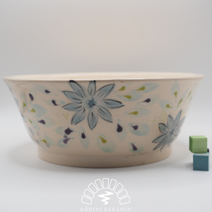 Korongozott, pasztell kék virágmintával díszített kerámia tál   - Meska.hu