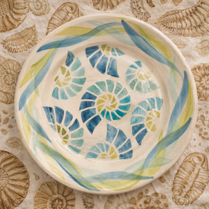 Korongozott kerámia kistányér - Ammonitesz mintával, Otthon & Életmód, Konyhafelszerelés, tálalás, Tálalás, Tányér- és poháralátét, Agyagozás, MESKA