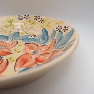 Kézzel készült kerámia tányér � piros virágmintával - otthon & életmód - konyhafelszerelés, tálalás - tálalás - tányér- és poháralátét - Meska.hu