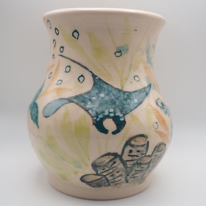 Korongozott, tengeri állatvilággal díszített kerámia váza - Meska.hu