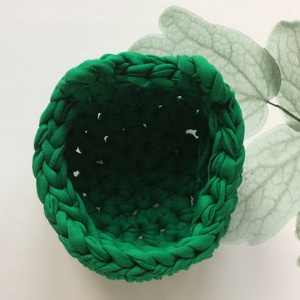 Egyedi kis szörny, élénk zöld színű horgolt kosár - pólófonalból, gyereknek, felnőtteknek - Kisherceg design - játék & sport - plüssállat & játékfigura - béka - Meska.hu
