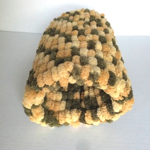 Egyedi pompon muff - kézmelegítő sok apró pomponból nőknek és lányoknak, jó vastag meleg - a bézs és khaki színekben - ruha & divat - sisakhuzat - Meska.hu