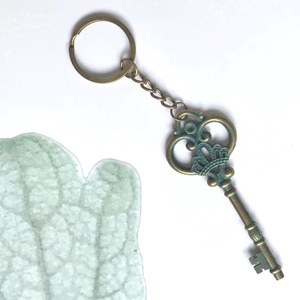 Kulcstartó antikolt, koronával díszített kulccsal - Kisherceg design - táska & tok - kulcstartó & táskadísz - kulcstartó - Meska.hu