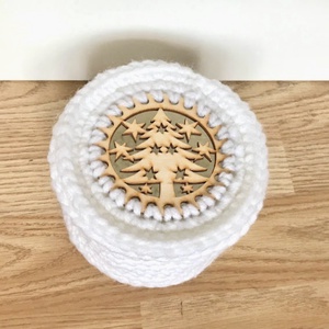 Egyedi fenyőfa horgolt kosár, fa tetővel - kisherceg design - Meska.hu