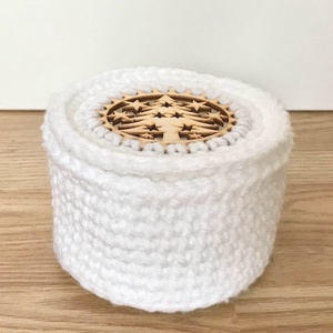 Egyedi fenyőfa horgolt kosár, fa tetővel - kisherceg design - karácsony - karácsonyi lakásdekoráció - karácsonyi lakásdíszek - Meska.hu