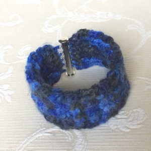 Egyedi horgolt széles karkötő, ezüst színű mágneses kapoccsal - Kisherceg design, Ékszer, Karkötő, Széles karkötő, Kötés, Horgolás, MESKA