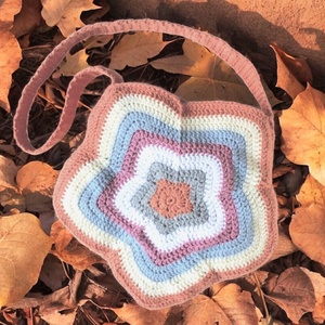 Egyedi virág formájúi horgolt táska, tarisznya az ősz színeiben - Kisherceg design, Táska & Tok, Kézitáska & válltáska, Tarisznya, Kötés, Horgolás, MESKA