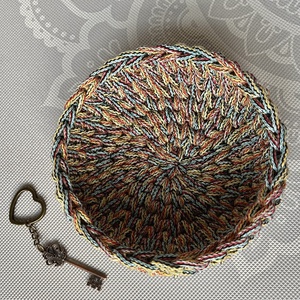 Horgolt kulcstartó kosár különleges fonalból - Kisherceg design - Meska.hu