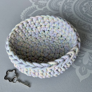 Horgolt kulcstartó kosár különleges pasztell fonalból - Kisherceg design - Meska.hu