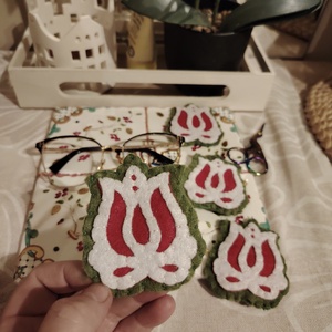 Filcből készült Tulipános kokárda - esküvő - kiegészítők - kitűző - Meska.hu