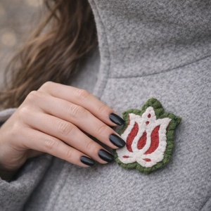 Tulipános filc kokárda  - ékszer - kitűző és bross - Meska.hu