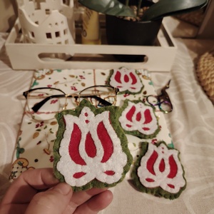 Tulipános filc kokárda  - ékszer - kitűző és bross - Meska.hu