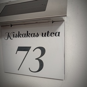 Fehér világitó LED-es napelemes házszám tábla - otthon & életmód - ház & kert - házszám - Meska.hu