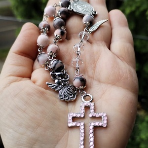 Rózsaszín, angyalos rózsafüzér keresztelőre, elsőáldozásra - ékszer - nyaklánc - gyöngyös nyaklánc - Meska.hu