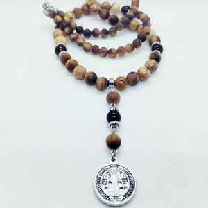 Szent Benedek amulett tigrisszemből és jáspisból  Férfias védelem és erő, Ékszer, Nyaklánc, Gyöngyös nyaklánc, Ékszerkészítés, MESKA