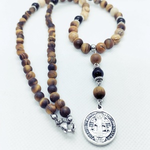 Szent Benedek amulett tigrisszemből és jáspisból  Férfias védelem és erő - ékszer - nyaklánc - gyöngyös nyaklánc - Meska.hu